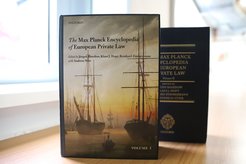 Jürgen Basedow, Klaus J. Hopt, Reinhard Zimmermann (Hg.), The Max Planck Encyclopedia of European Private Law, 2 Bände, Oxford University Press, Oxford 2012, XXXVIII + 1949 S.