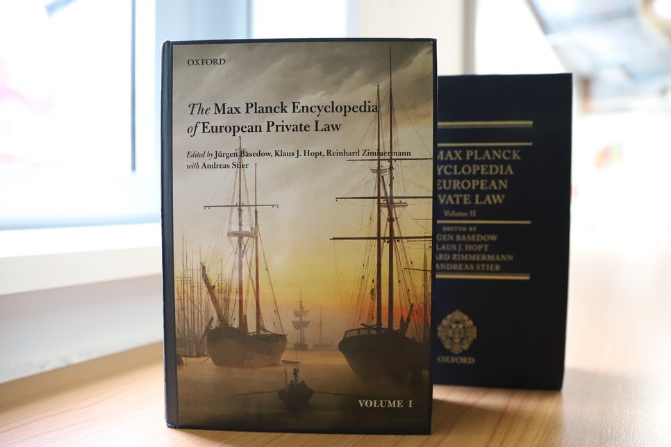 Jürgen Basedow, Klaus J. Hopt, Reinhard Zimmermann (Hg.), The Max Planck Encyclopedia of European Private Law, 2 Bände, Oxford University Press, Oxford 2012, XXXVIII + 1949 S.