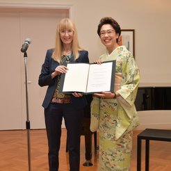 Die Preisverleihung an der deutschen Botschaft in Tokio: Prof. Yuko Nishitani mit Botschafterin Ina Lepel