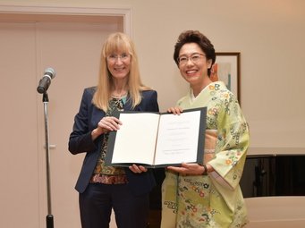 Die Preisverleihung an der deutschen Botschaft in Tokio: Prof. Yuko Nishitani mit Botschafterin Ina Lepel Die Preisverleihung an der deutschen Botschaft in Tokio: Prof. Yuko Nishitani mit Botschafterin Ina Lepel