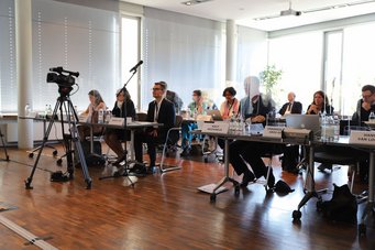 Trotz eingeschränkter Reisemöglichkeiten kamen 32 Vortragende und Gäste zur Konferenz nach Hamburg. Trotz eingeschränkter Reisemöglichkeiten kamen 32 Vortragende und Gäste zur Konferenz nach Hamburg.