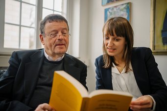 Ekkehard Nümann, Präsident der Hamburgischen Wissenschaftlichen Stiftung, und die Werner-von-Melle-Preisträgerin Antonia Sommerfeld Ekkehard Nümann, Präsident der Hamburgischen Wissenschaftlichen Stiftung, und die Werner-von-Melle-Preisträgerin Antonia Sommerfeld