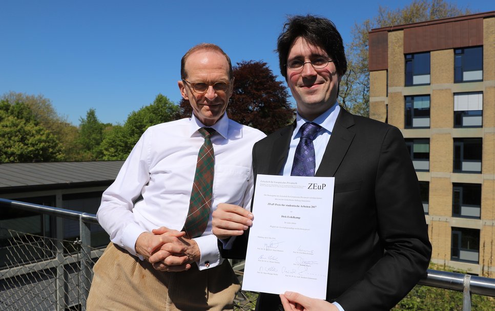 Reinhard Zimmermann mit ZEuP-Preisträger Dirk Erdelkamp