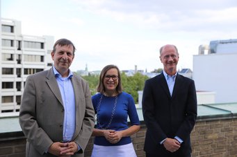 Staatsrätin Dr. Eva Gümbel mit den Institutsdirektoren Prof. Dr. Dr. h.c. Dr. h.c. Holger Fleischer und Prof. Dr. Ralf Michaels Staatsrätin Dr. Eva Gümbel mit den Institutsdirektoren Prof. Dr. Dr. h.c. Dr. h.c. Holger Fleischer und Prof. Dr. Ralf Michaels