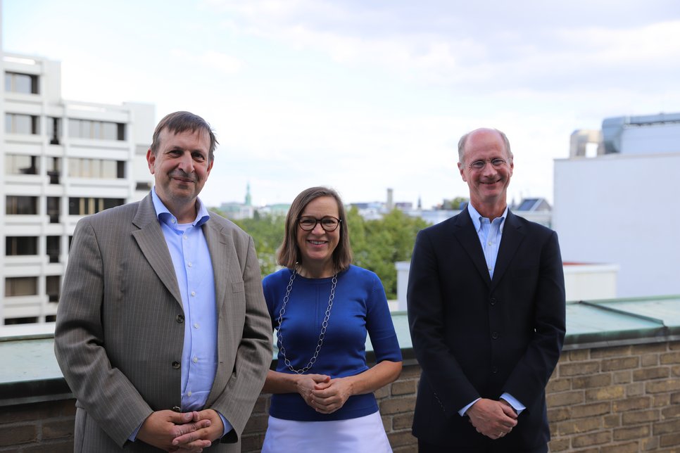 Staatsrätin Dr. Eva Gümbel mit den Institutsdirektoren Prof. Dr. Dr. h.c. Dr. h.c. Holger Fleischer und Prof. Dr. Ralf Michaels