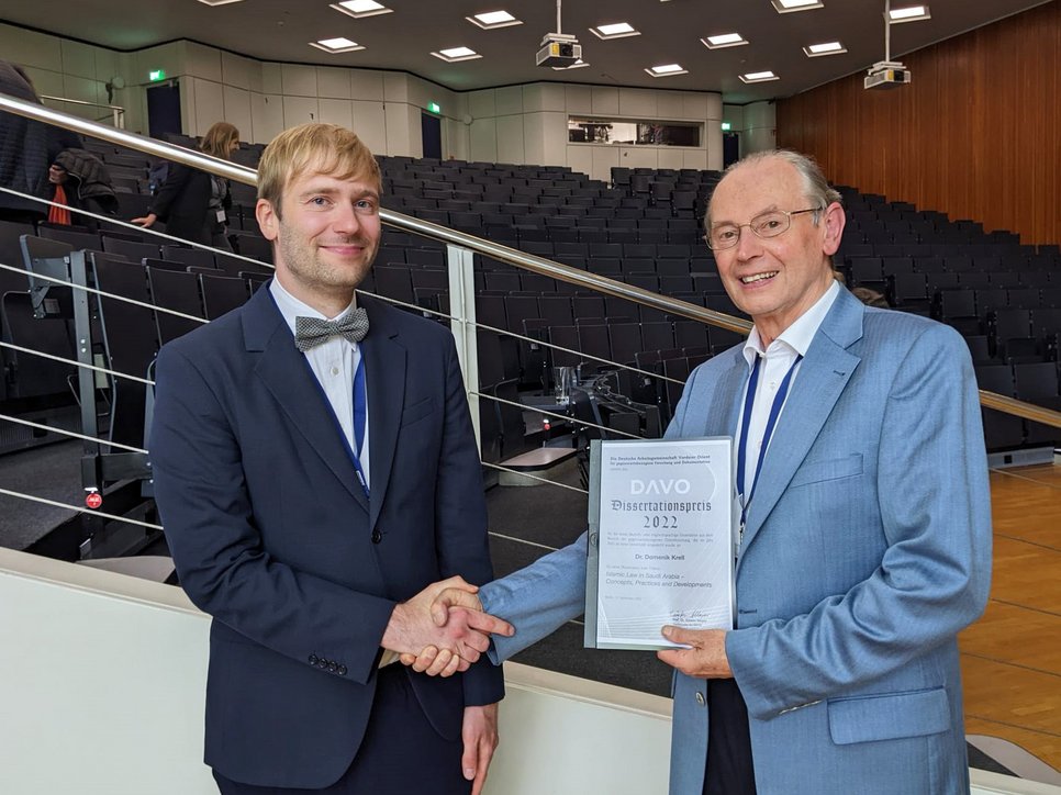 Dominik Krell mit Günter Meyer, Vorsitzender der DAVO