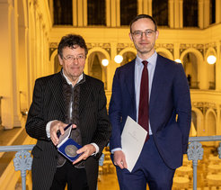 Konrad Duden (rechts) mit Dr. Ekkehard Nümann, Präsident der Hamburgischen Wissenschaftlichen Stiftung
