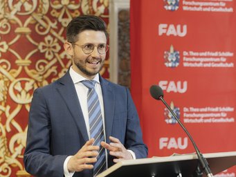 Simon Horn erhält Fellowship des Schöller Forschungszentrums für Wirtschaft und Gesellschaft