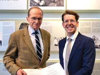 Priv.-Doz. Dr. Philipp Ceesay (rechts) mit Prof. Dr. Dr. h.c. mult. Reinhard Zimmermann Priv.-Doz. Dr. Philipp Ceesay mit Prof. Dr. Dr. h.c. mult. Reinhard Zimmermann