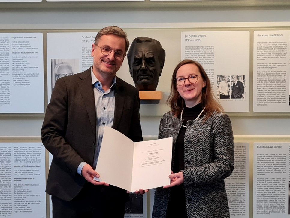 Habilitation von Jennifer Trinks an der Bucerius Law School: Priv.-Doz. Dr. Jennifer Trinks (rechts) mit BLS-Präsident Prof. Dr. Michael Grünberger