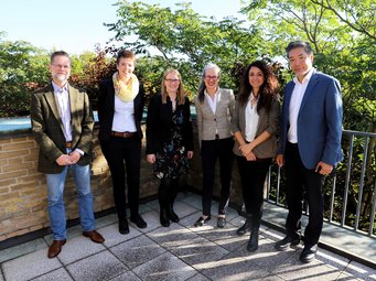 Anne Röthel und das Team von Max Planck Law(v.l.: Dr. Niels P. Petersson, Dr. Annika Hampel, Daniela Dora, Prof. Dr. Anne Röthel, Dr. Zeynep Yazıcı Çağlar, Dr. Gilbert Leung) Anne Röthel und das Team von Max Planck Law
(v.l.: Dr. Niels P. Petersson, Dr. Annika Hampel, Daniela Dora, Prof. Dr. Anne Röthel, Dr. Zeynep Yazıcı Çağlar, Dr. Gilbert Leung)