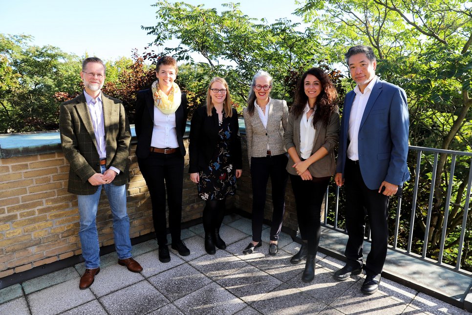 Anne Röthel und das Team von Max Planck Law
(v.l.: Dr. Niels P. Petersson, Dr. Annika Hampel, Daniela Dora, Prof. Dr. Anne Röthel, Dr. Zeynep Yazıcı Çağlar, Dr. Gilbert Leung)