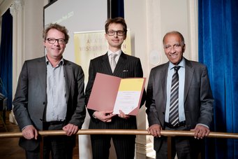 Dr. Felix Aiwanger (Mitte) mit Laudator Prof. Dr. Cornelius Borck und Akademiepräsident Prof. Dr. Mojib Latif Dr. Felix Aiwanger (Mitte), Elise-Reimarus-Preisträger 2025, mit Laudator Prof. Dr. Cornelius Borck und Akademiepräsident Prof. Dr. Mojib Latif