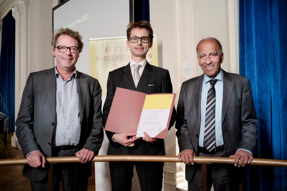 Dr Felix Aiwanger (centre) with laudator Prof. Dr Cornelius Borck and Academy President Prof. Dr Mojib Latif