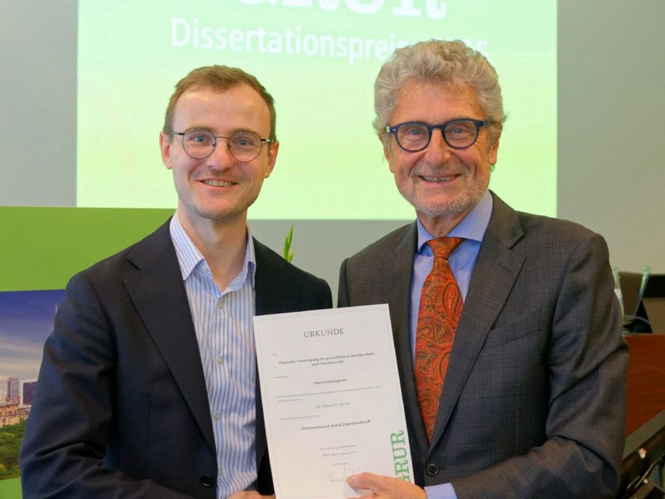 Pascal T. Sierek is awarded the GRUR Dissertation Prize.