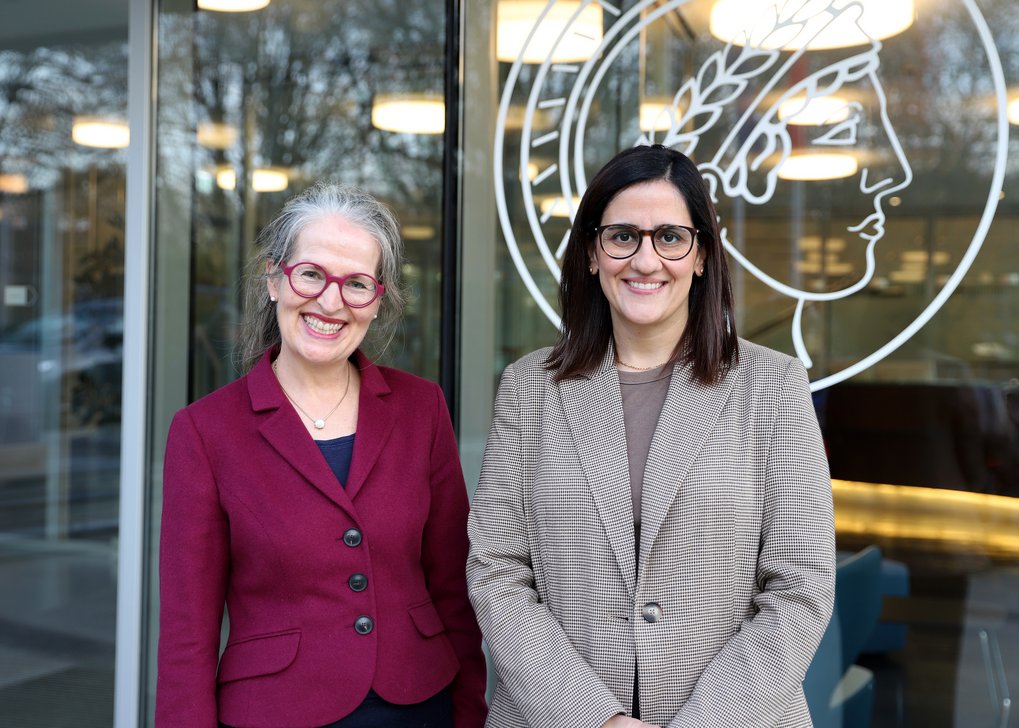 Senatorin Maryam Blumenthal (rechts) mit Institutsdirektorin Anne Röthel