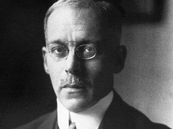 Ernst Rabel (1874-1955) wird 1926 Gründungsdirektor des Instituts für ausländisches und internationales Privatrecht und gilt als Wegbereiter der modernen Rechtsvergleichung als eigene Disziplin. Ernst Rabel (1874-1955), Gründungsdirektor des Instituts für ausländisches und internationales Privatrecht