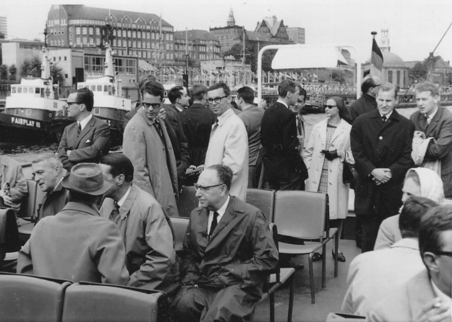 Im Juli 1966 feiert das Institut sein vierzigjähriges Bestehen mit einer Festveranstaltung und einem dreitägigen Kolloquium. In diesem Rahmen findet auch ein gemeinsamer Ausflug in das Alte Land statt. Das Foto zeigt die Abfahrt von den Landungsbrücken. Im hinteren Teil des Bootes ist Susanne Flessner mit Sonnenbrille und Kopftuch zu sehen.