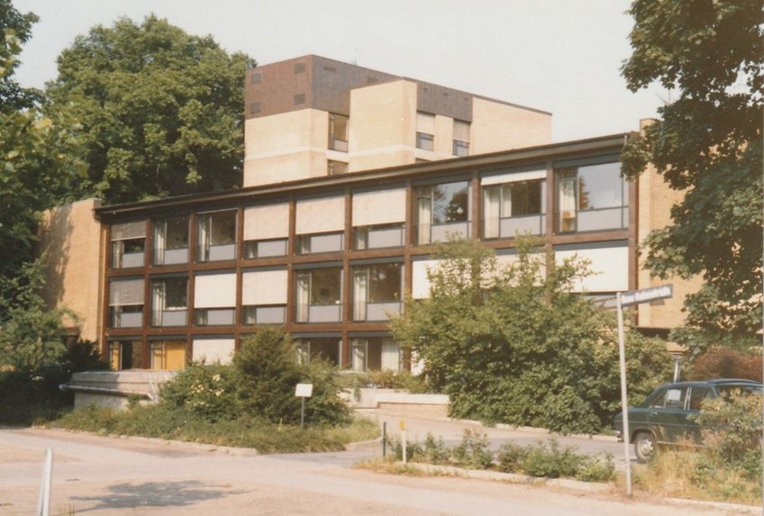Das Institut nach dem ersten Neubau, der sich turmartig hinter dem Ursprungsbau erhebt und 1979 eingeweiht werden kann Das Institut nach dem ersten Neubau, der sich turmartig hinter dem Ursprungsbau erhebt und 1979 eingeweiht werden kann