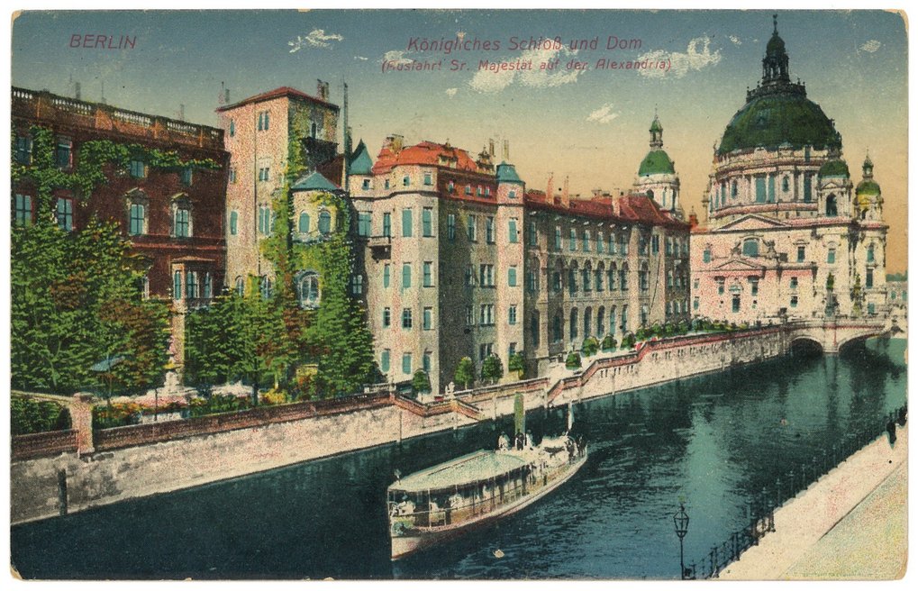 Das Berliner Schloss auf einer nachkolorierten Postkartenansicht um 1917. Das Institut nimmt zum 1. April 1926 im vierten Stock des Schlosses seine Arbeit auf. Es befindet sich im Gebäudeteil in der linken Hälfte der Postkarte, eingekeilt zwischen dem markanten quadratischen Turmbau links und dem niedrigeren Spreeflügelbau rechts zur Spree hin. Wegen seines spitzen, grün oxidierten Kupferdaches wurde der Bau im Volksmund auch „Grüner Hut“ genannt.