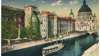 Das Berliner Schloss auf einer nachkolorierten Postkartenansicht um 1917. Das Institut nimmt zum 1. April 1926 im vierten Stock des Schlosses seine Arbeit auf. Es befindet sich im Gebäudeteil in der linken Hälfte der Postkarte, eingekeilt zwischen dem markanten quadratischen Turmbau links und dem niedrigeren Spreeflügelbau rechts zur Spree hin. Wegen seines spitzen, grün oxidierten Kupferdaches wurde der Bau im Volksmund auch „Grüner Hut“ genannt. Das Berliner Schloss auf einer nachkolorierten Postkartenansicht um 1917. Das Institut nimmt zum 1. April 1926 im vierten Stock des Schlosses seine Arbeit auf. Es befindet sich im Gebäudeteil in der linken Hälfte der Postkarte, eingekeilt zwischen dem markanten quadratischen Turmbau links und dem niedrigeren Spreeflügelbau rechts zur Spree hin. Wegen seines spitzen, grün oxidierten Kupferdaches wurde der Bau im Volksmund auch „Grüner Hut“ genannt.