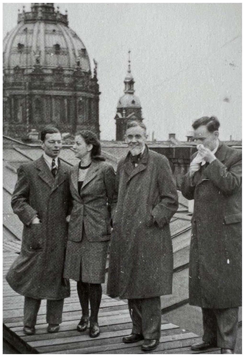 Mitarbeitende des&nbsp;Instituts für ausländisches öffentliches Recht sowie des Instituts für ausländisches und internationales Privatrecht&nbsp;auf dem Dach des Berliner Schlosses, wohl Ende der 1930er Jahre.v.l.n.r.: Joachim-Dieter Bloch, Ursula Grunow, Alexander N. Makarov und Hermann Mosler