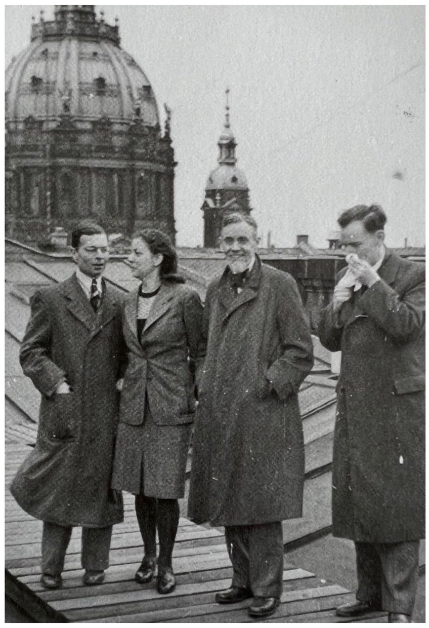 Mitarbeitende des Instituts für ausländisches öffentliches Recht sowie des Instituts für ausländisches und internationales Privatrecht auf dem Dach des Berliner Schlosses, wohl Ende der 1930er Jahre.v.l.n.r.: Joachim-Dieter Bloch, Ursula Grunow, Alexander N. Makarov und Hermann Mosler Mitarbeitende des Instituts für ausländisches öffentliches Recht sowie des Instituts für ausländisches und internationales Privatrecht auf dem Dach des Berliner Schlosses, wohl Ende der 1930er Jahre.v.l.n.r.: Joachim-Dieter Bloch, Ursula Grunow, Alexander N. Makarov und Hermann Mosler