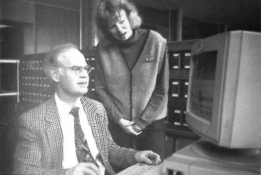 With the end of the card catalogue system, a new era begins for the library in 1992. Computer technology makes its way into the library, and the connection to the Southwest German Library Network (SWB) allows users to search via an online public access catalogue. Library staff provide assistance to researchers in the reading room, as done here by Elke Halsen-Raffel at one of the new personal computers. With the end of the card catalogue system, a new era begins for the library in 1992. Computer technology makes its way into the library, and the connection to the Southwest German Library Network (SWB) allows users to search via an online public access catalogue. Library staff provide assistance to researchers in the reading room, as done here by Elke Halsen-Raffel at one of the new personal computers.
