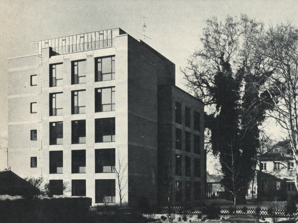 Der Erweiterungsbau des Instituts wird seit 1969 geplant, doch die Konzeption wird nachfolgend mehrmals verändert und erst 1975 in finaler Form beschlossen. Der Neubau ist auch deshalb herausfordernd, da sich auf dem Grundstück eine der ältesten Platanen Hamburgs befindet, die erhalten bleiben soll. Schließlich wird der bisherige Nordflügel abgerissen und an seiner Stelle ein sechsgeschossiger Turmbau errichtet, der das bestehende Institutsgebäude überragt