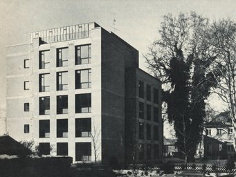 Der Erweiterungsbau des Instituts wird seit 1969 geplant, doch die Konzeption wird nachfolgend mehrmals verändert und erst 1975 in finaler Form beschlossen. Der Neubau ist auch deshalb herausfordernd, da sich auf dem Grundstück eine der ältesten Platanen Hamburgs befindet, die erhalten bleiben soll. Schließlich wird der bisherige Nordflügel abgerissen und an seiner Stelle ein sechsgeschossiger Turmbau errichtet, der das bestehende Institutsgebäude überragt Der Erweiterungsbau des Instituts wird seit 1969 geplant, doch die Konzeption wird nachfolgend mehrmals verändert und erst 1975 in finaler Form beschlossen. Der Neubau ist auch deshalb herausfordernd, da sich auf dem Grundstück eine der ältesten Platanen Hamburgs befindet, die erhalten bleiben soll. Schließlich wird der bisherige Nordflügel abgerissen und an seiner Stelle ein sechsgeschossiger Turmbau errichtet, der das bestehende Institutsgebäude überragt
