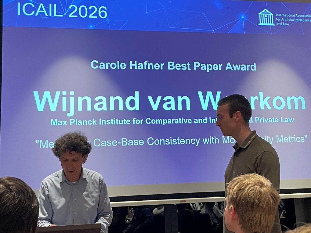 Wijnand van Woerkom erhält den Carole Hafner Best Paper Award auf der ICAIL 2026