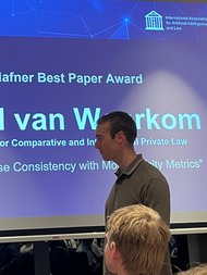 Wijnand van Woerkom erhält den Carole Hafner Best Paper Award auf der ICAIL 2026