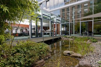 Blick vom Innenhof in die Bibliothek Blick vom Innenhof in die Bibliothek