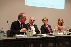 Vertreter*innen aus Wissenschaft und Praxis diskutierten über Gleichheit im Sport: Michael Sachs, Christoph Becker, Anne Jacob, Mareike Miller und Petra Tzschoppe
Vertreter*innen aus Wissenschaft und Praxis diskutierten über Gleichheit im Sport: Michael Sachs, Christoph Becker, Anne Jacob, Mareike Miller und Petra Tzschoppe