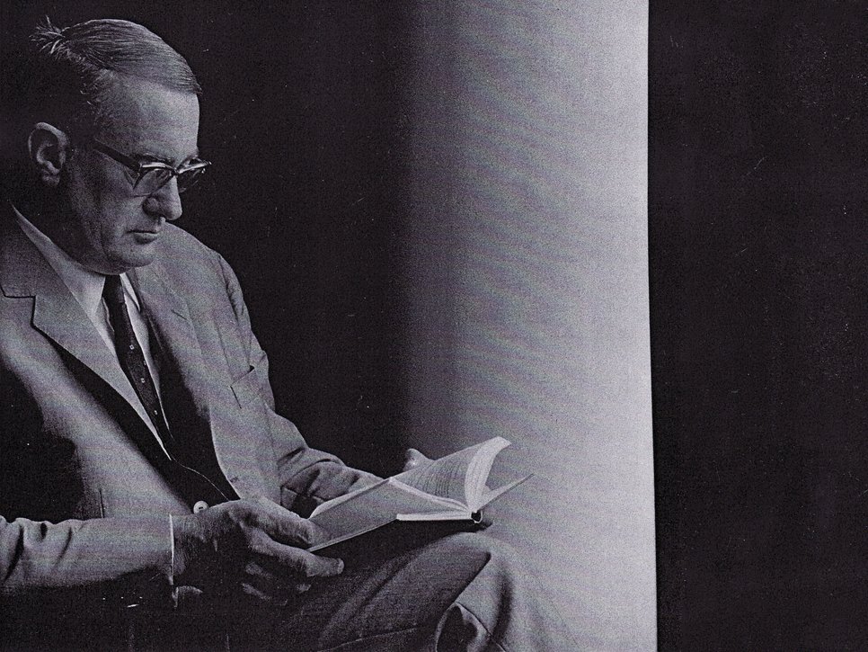 Konrad Zweigert lesend, [Jahr ?]
