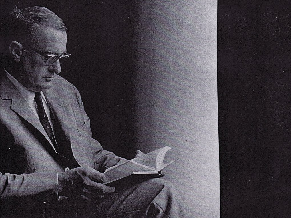 Konrad Zweigert lesend, [Jahr ?]