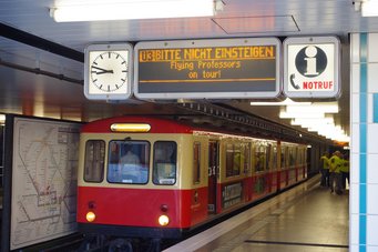 Sonderzug "Der Hanseat" und Anzeigetafel mit Hinweis "Flying Professors on tour!" Sonderzug "Der Hanseat" und Anzeigetafel mit Hinweis "Flying Professors on tour!"