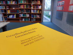 Holger Fleischer, Jan Thiessen (Hg.), Gesellschaftsrechts-Geschichten, Mohr Siebeck, Tübingen 2018, XIII + 790 Seiten